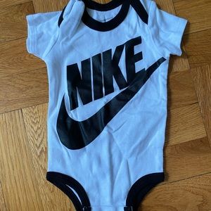 Nike bodysuit 0-6m